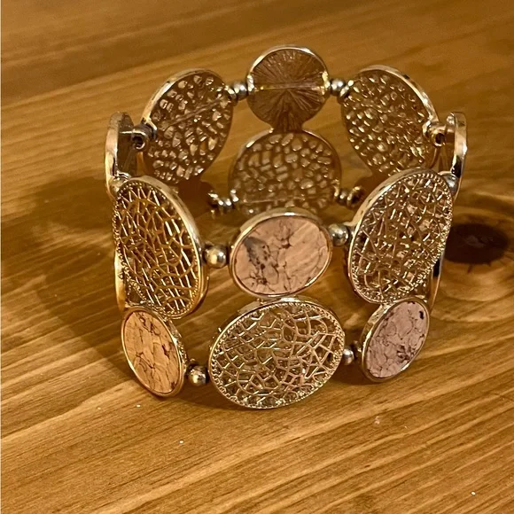 Very unique gold tone and cork elastic bracelet size 7 1/2 and 1 3/4 inch wide - Picture 3 of 6